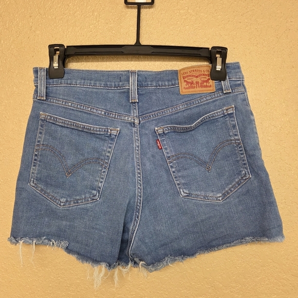 Levi's Women's High Rise Shorts Sz 31 Denim Distressed Light Wash Summer Cut Off - Picture 6 of 9